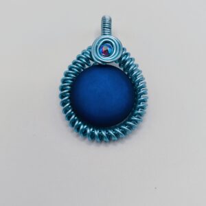Kettenanhänger in der Farbe Marine-blau