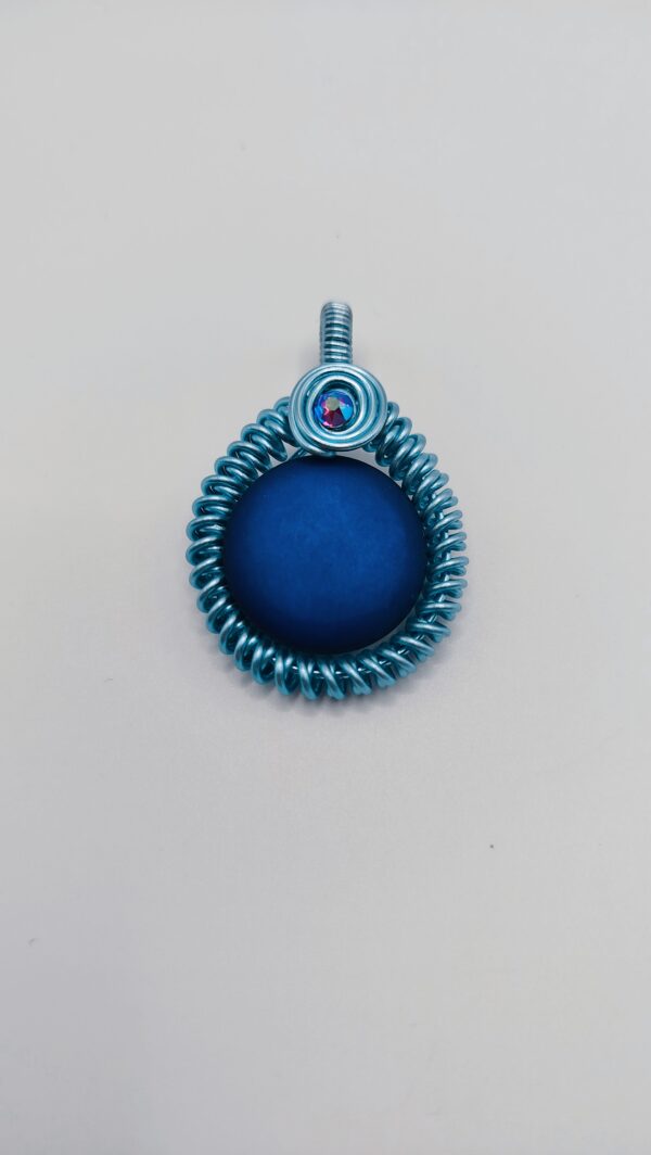 Kettenanhänger in der Farbe Marine-blau